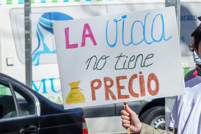 Archivo - Una pancarta que reza 'La vida no tiene precio' en una marcha antiabortista