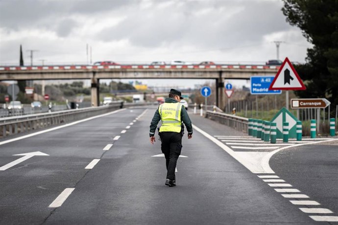 Un agente de la Guardia Civil de Tráfico en Toledo