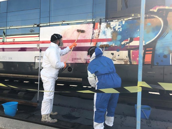 Archivo - Arxiu - Imatge d'arxiu de vandalisme grafiter en els trens de Renfe