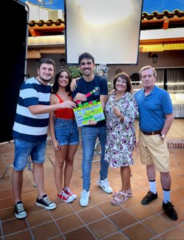 El director y el reparto del cortometraje 'La Piscina Vacía'.