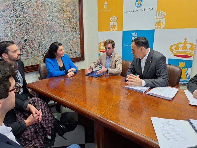 Reunión del subdelegado del Gobierno con el alcalde de Lebrija, en el Consistorio.