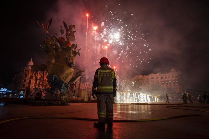 Archivo - Arxiu - Un bomber durant la cremà de la Falla de l'Ajuntament de València
