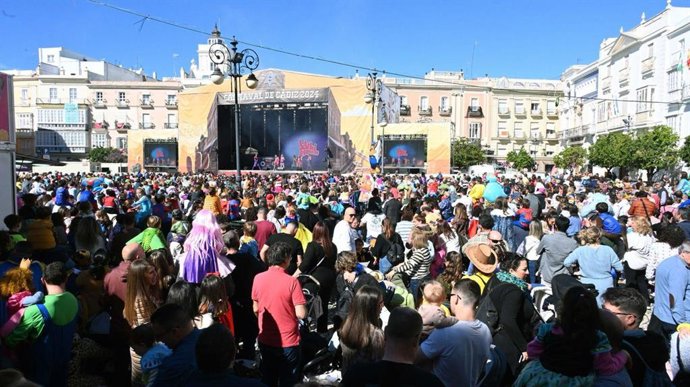 Espectáculo infantil en la plaza San Antonio de Cádiz durante el carnaval en la calle.