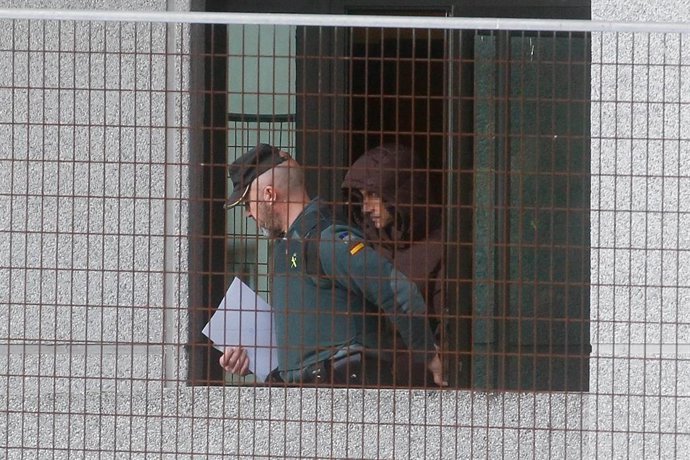 Archivo - El asesino es escoltado por un agente de la Guardia Civil, a 14 de enero de 2024, en Lugo, Galicia (España). 