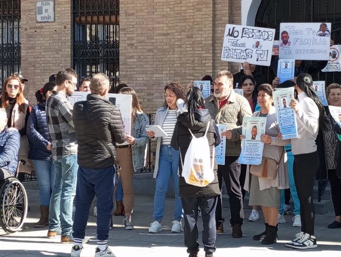 Concentración para pedir más medios para la búsqueda de un vecino desaparecido