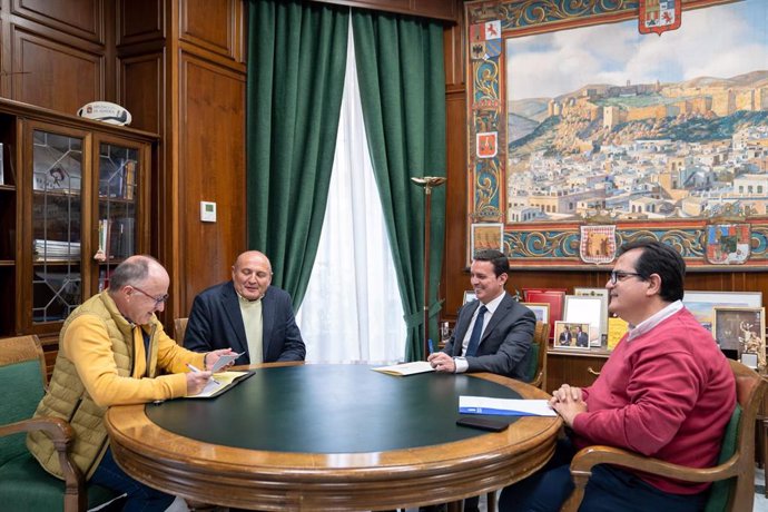 El presidente de la Diputación de Almería recibe al alcalde de Terque.