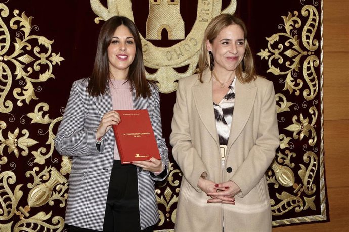 La presidenta de la Diputación de Cádiz, Almudena Martínez del Junco (d), al inicio de la reunión con la alcaldesa de Espera, Tamara Lozano Muñoz (i). 19 de febrero de 2024, en Espera, Cádiz (Andalucía, España). 