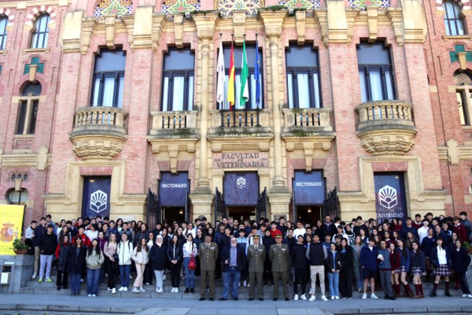 Imagen de los escolares participantes en la actividad, en el Rectorado.