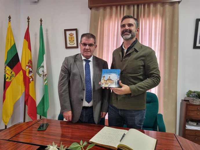 El alcalde de Jabugo (Huelva), Gilberto Dominguez, ha recibido en el Ayuntamiento al consejero de Sostenibilidad, Medio Ambiente y Economía Azul, Ramón Fernández-Pacheco.