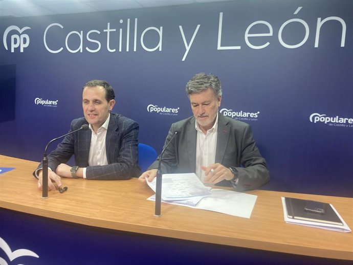 Conrado Íscar (i) y Francisco Vázquez, en rueda de prensa.