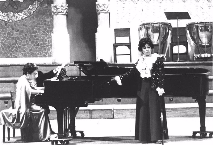 La soprano Victòria dels Àngels amb la pianista Alícia de Larrocha