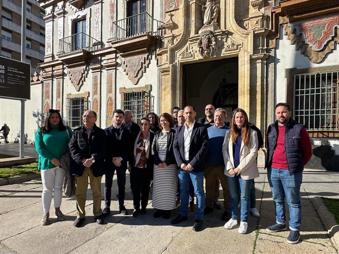 Ruiz y Pérez (centro), entre alcaldes, ediles y cargos de IU ante la Diputación de Córdoba.