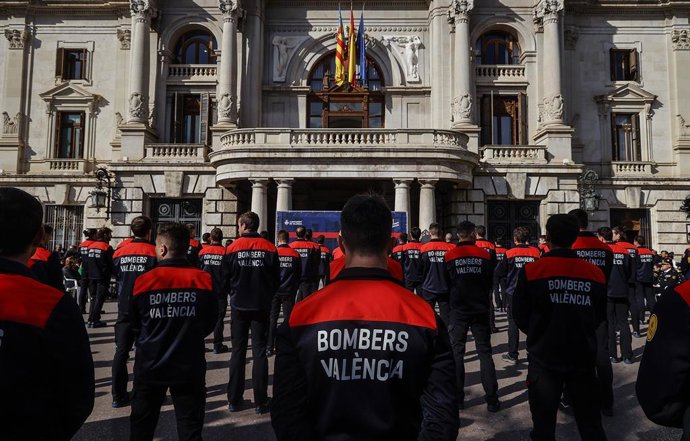Imatge d'alguns dels 77 nous agents que s'han incorporat al Cos de Bombers de Valncia durant la seua presentació a la plaa de l'Ajuntament.  