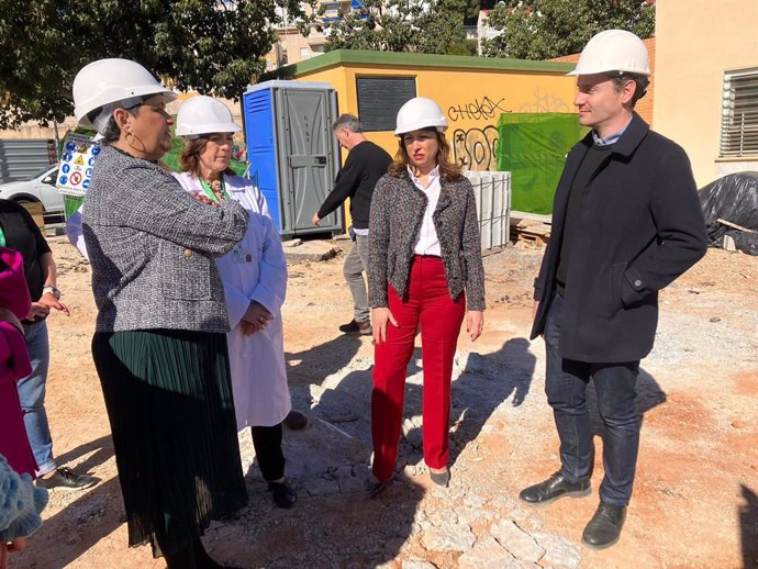 La delegada del Gobierno andaluz en Málaga, Patricia Navarro, visitado junto a la alcaldesa de Torremolinos, Margarita del Cid, las obras de ampliación del centro de salud de La Carihuela.