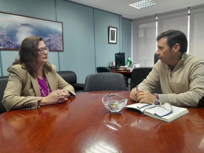 El subdelegado de la Junta de Andalucía en el Campo de Gibraltar, Francisco Javier Rodríguez Ros, y la nueva vicerrectora de la Universidad de Cádiz en el campus Bahía de Algeciras, María de la Luz Martín.