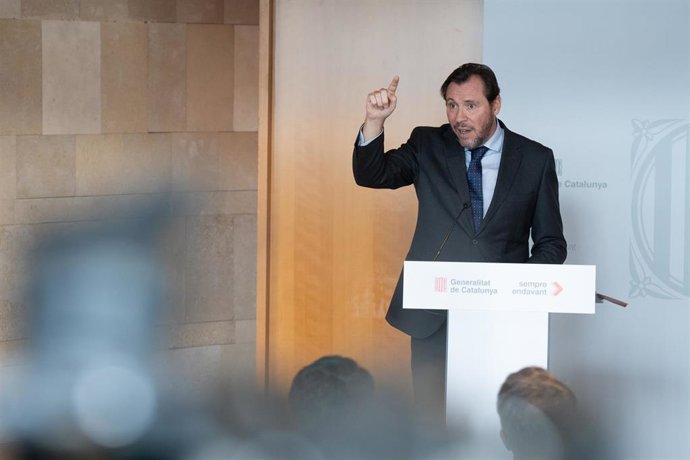 El ministro de Transportes, Óscar Puente, ofrece una rueda de prensa tras la constitución de la comisión política para el traspaso integral de trenes Rodalies.