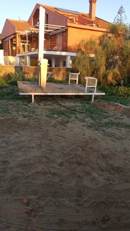 Imagen de una ducha de la playa de El Portil (Huelva).