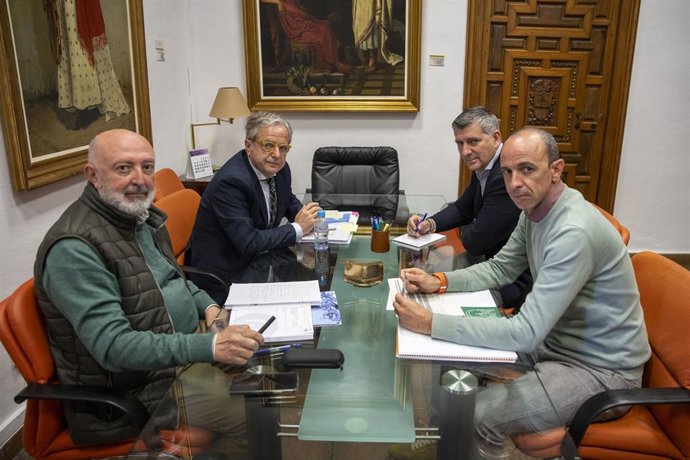 El presidente de la Diputación, Salvador Fuentes (segundo por la izda.), y el delegado territorial de Agricultura, Pesca, Agua y Desarrollo Rural de la Junta de Andalucía, Francisco Acosta (tercero), durante el encuentro mantenido.