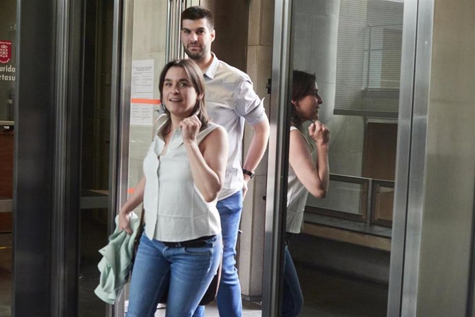 Archivo - Begoña Alfaro, vicepresidenta tercera del Gobierno de Navarra, y Carlos Guzmán, portavoz de Contigo-Zurekin en el Parlamento de Navarra.