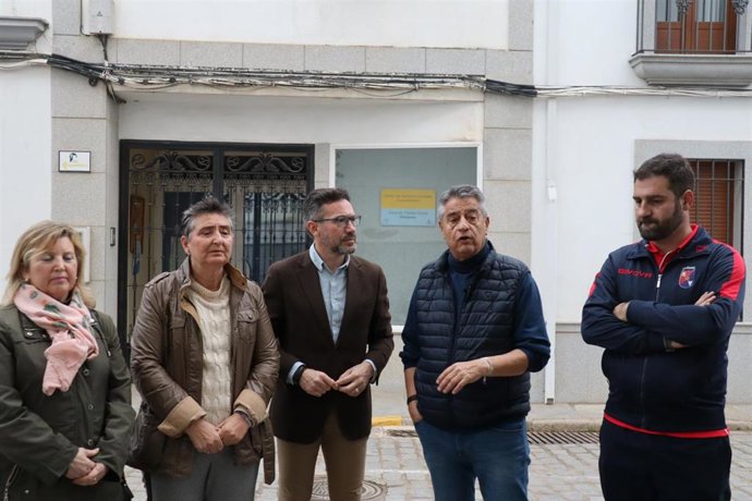 Romero (centro), entre cargos públicos y orgánicos del PSOE en Hinojosa.