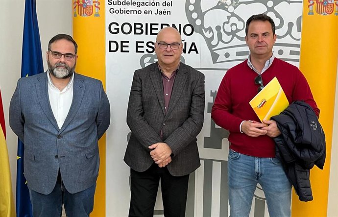 Fernández (c), junto a responsables de COAG-Jaén.