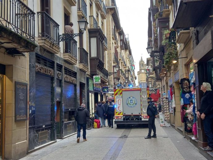 Trasladados al hospital dos trabajadores por inhalación de humo tras el incendio en un bar de la Parte Vieja de Donostia