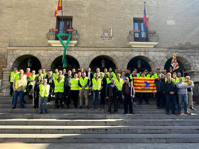 El Ayuntamiento de Monzón recibe a agricultores y ganaderos en defensa del sector primario