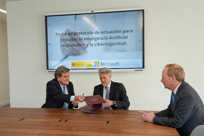 Archivo - De izqda a drcha: el ministro de Transformación Digital, José Luis Escrivá, el presidente de Microsoft España, Alberto Granados, y el presidente de Microsoft, Brad Smith.