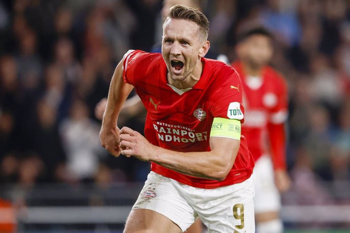 Archivo - Luuk de Jong of PSV celebrates after scoring his sides first goal 1-1 during the UEFA Champions League, Group B football match between PSV Eindhoven and Sevilla FC on October 3, 2023 at the Phillips Stadion in Eindhoven, Netherlands - Photo Br