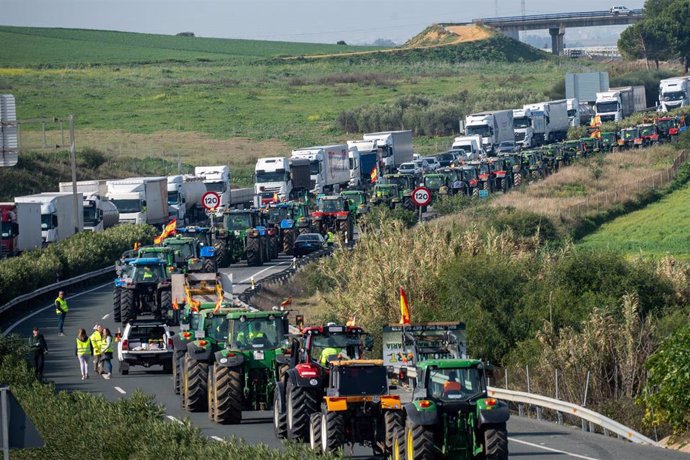 Tractores y agricultores cortando la A-4 en ambas direcciones, a la altura del término municipal de Carmona, a 14 de febrero de 2024, en Sevilla, (Andalucía, España).  ARCHIVO.