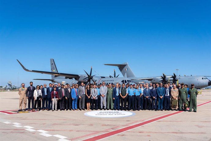 Archivo - Foto de familia en las instalaciones de ensamblaje del C295 en Sevilla, con motivo de la entrega del primer avión del pedido de 56 aeronaves de tal modelo por parte de La India