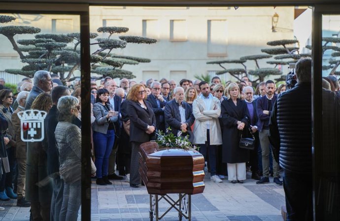 El féretro durante la capilla ardiente del escritor y periodista Fernando Delgado, en el Ayuntamiento de Faura, a 19 de febrero de 2024, en Faura, Valencia, Comunidad Valenciana (España). Fernando Delgado, falleció ayer a los 77 años de edad y la capill