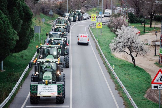 Tractores vuelven hacia Brunete en la carretera M-503 durante la cuarta jornada de protestas de los ganaderos y agricultores, a 9 de febrero de 2024, en Brunete, Madrid (España). 