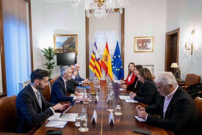 La consellera de Presidencia y Administraciones Públicas, Antnia Maria Estarellas, reunida con el ministro del Interior, Fernando Grande-Marlaska.