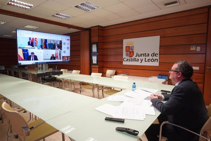 El consejero de Agricultura, Ganadería y Desarrollo Rural, Gerardo Dueñas,  en la reunión por videoconferencia del Consejo Consultivo convocator por el Ministerio de Agricultura, Ganadería, Pesca y Alimentación.