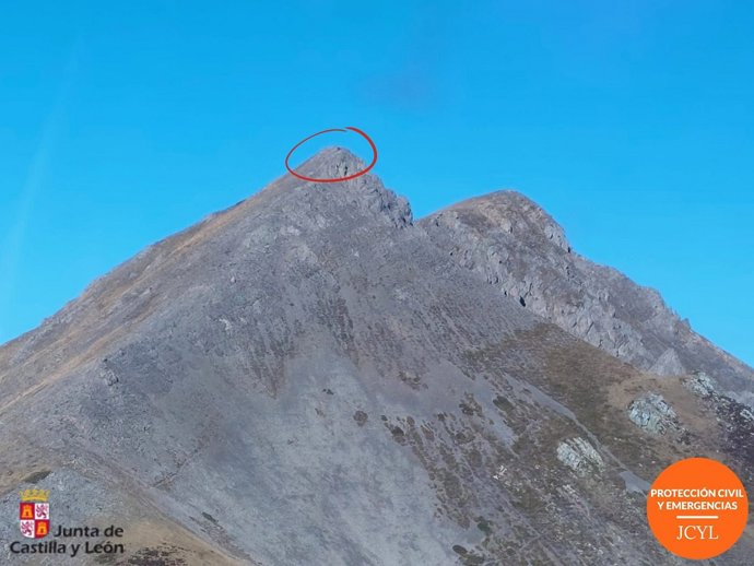 Zona en la que ha sido rescatada una mujer de 57 años con medio cuerpo paralizado en el pico Pileñes en La Uña (León).