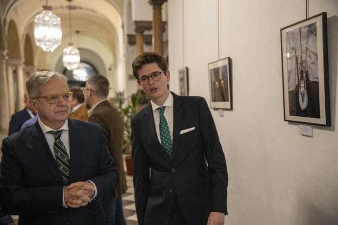 El presidente de la Diputación de Córdoba, Salvador Fuentes, contempla las obras de la exposición fotográfica 'Pasión en Córdoba: tradición y devoción'.