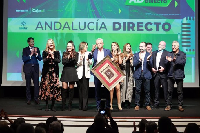 El director y presentador de 'Andalucía Directo' desde 2010, Modesto Barragán, acompañado por parte del equipo del programa, ha recogido el Premio de la Comunicación de la Asociación de la Prensa de Sevilla.