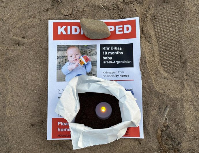 Archivo - November 7, 2023, Goleta, California, California, U.S: A Kidnapped flyer with photo of Kfir Bibas, a 10 month old baby of Israeli Argentinian descent, is currently being held hostage in the tunnels of Gaza by Hamas militants. ..The image was pla