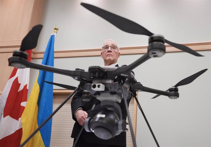 El ministro de Defensa de Canadá, Bill Blair, anuncia el envío de 800 drones a Ucrania