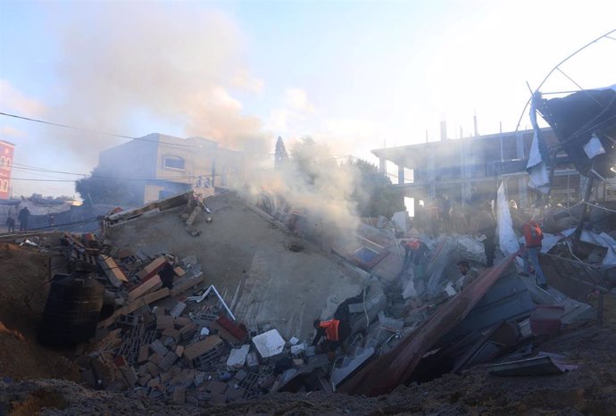 Equipo de rescate tras un bombardeo israelí en la Franja de Gaza