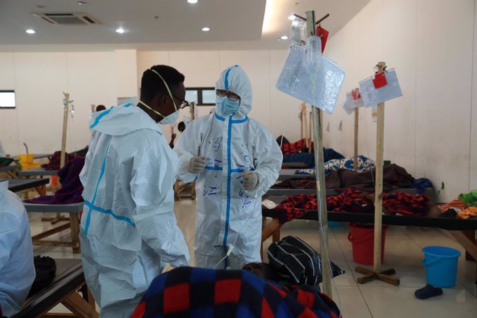 Archivo - Imagen de archivo de sanitarios tratando a un enfermo de cólera en Zambia