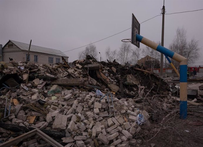 Destrucción causada por un bombardeo ruso en Ucrania