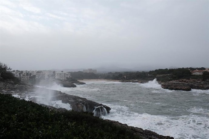 Archivo - Grandes olas en la costa en Mallorca (España)