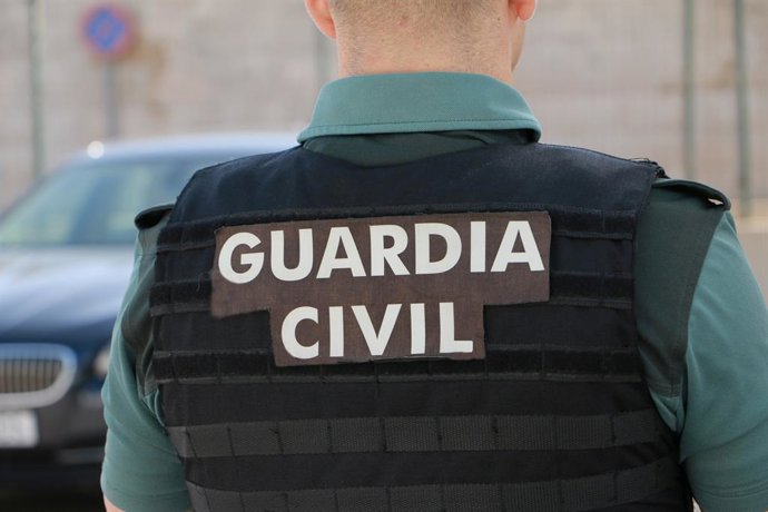 Archivo - Un agente de la Guardia Civil de espaldas