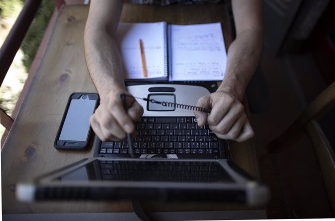 Archivo - Raul Sainz-Ezkerra teletrabajando desde su casa con un portátil, en Madrid (España), a 11 de septiembre de 2020. Gobierno y Sindicatos se reunieron ayer para negociar el teletrabajo en la Administración, mientras que para la nueva Ley de trabajo