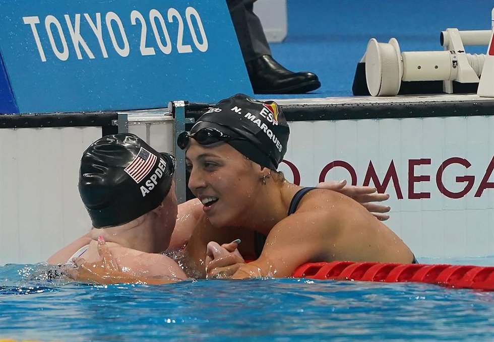 Archivo - Nuria Marqus felicita a la estadounidense Hannah Aspden tras la final de los 100 espalda S9 de los Juegos Paralímpicos de Tokio