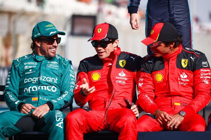 Archivo - Fernando Alonso charla con Carlos Sainz y Charles Leclerc antes de un Gran Premio