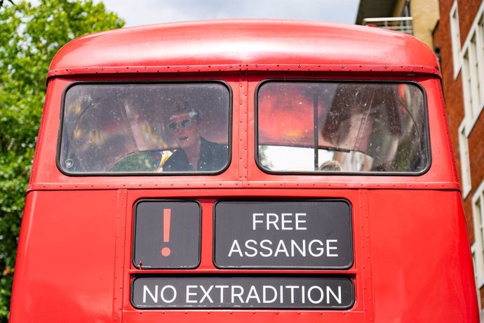Archivo - 01 July 2022, United Kingdom, London: Supporters of Wikileaks founder Julian Assange protest on a double decker bus outside the UK Home Office during a protest held on his birthday. Photo: Dominic Lipinski/PA Wire/dpa