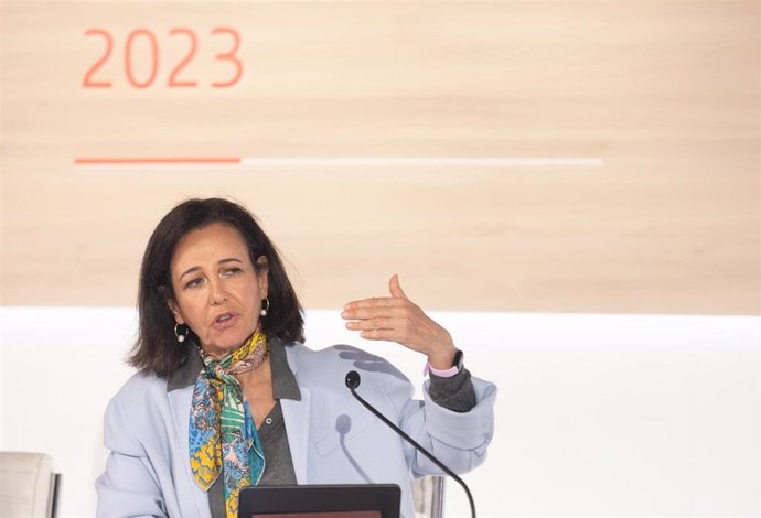 La presidenta del Banco Santander, Ana Botín, durante la presentación de los resultados del 2023 del Grupo Santander, en la Ciudad Grupo Santander, a 31 de enero de 2024, en Boadilla del Monte, Madrid (España)